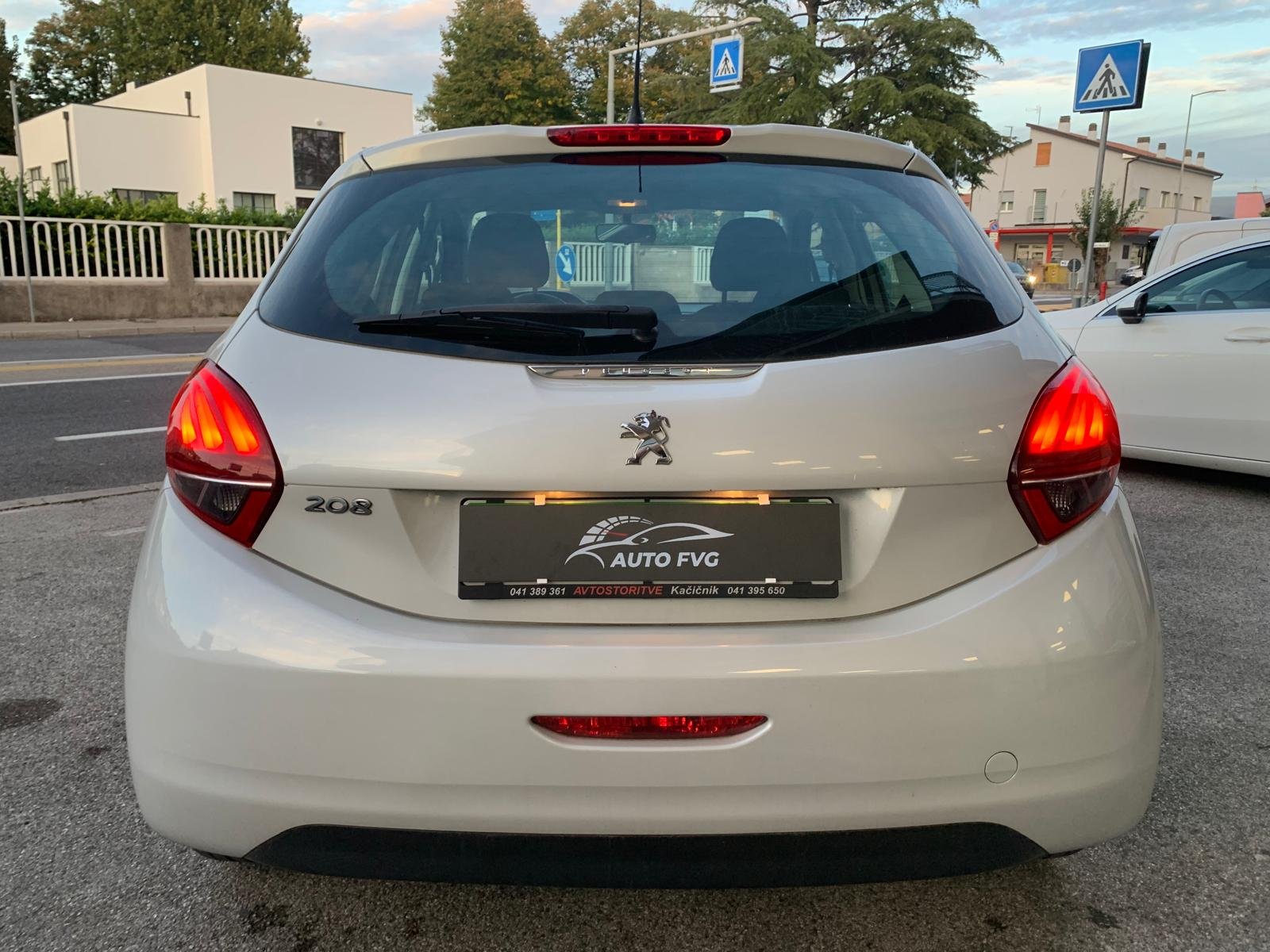 PEUGEOT 208