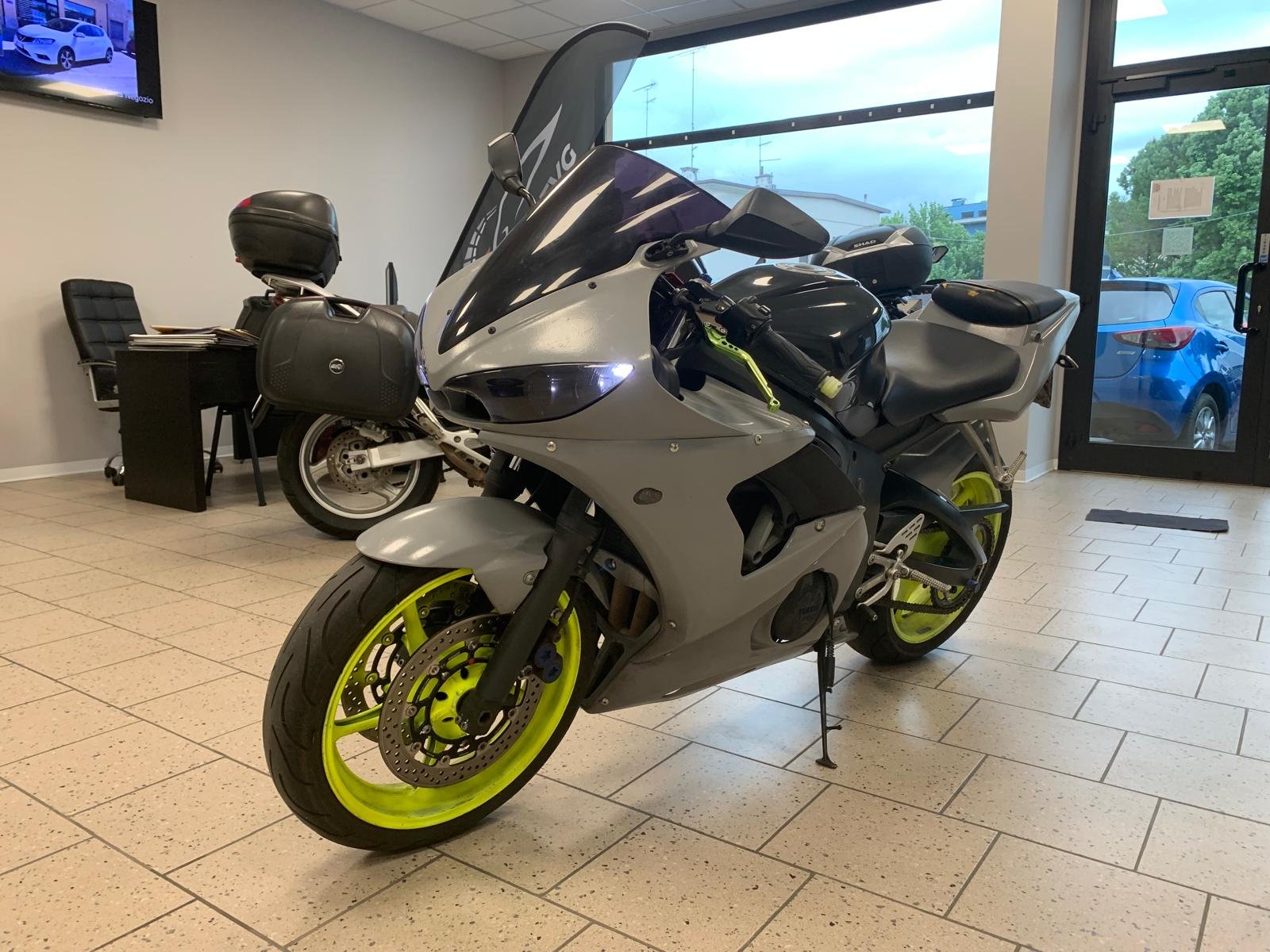 YAMAHA R6