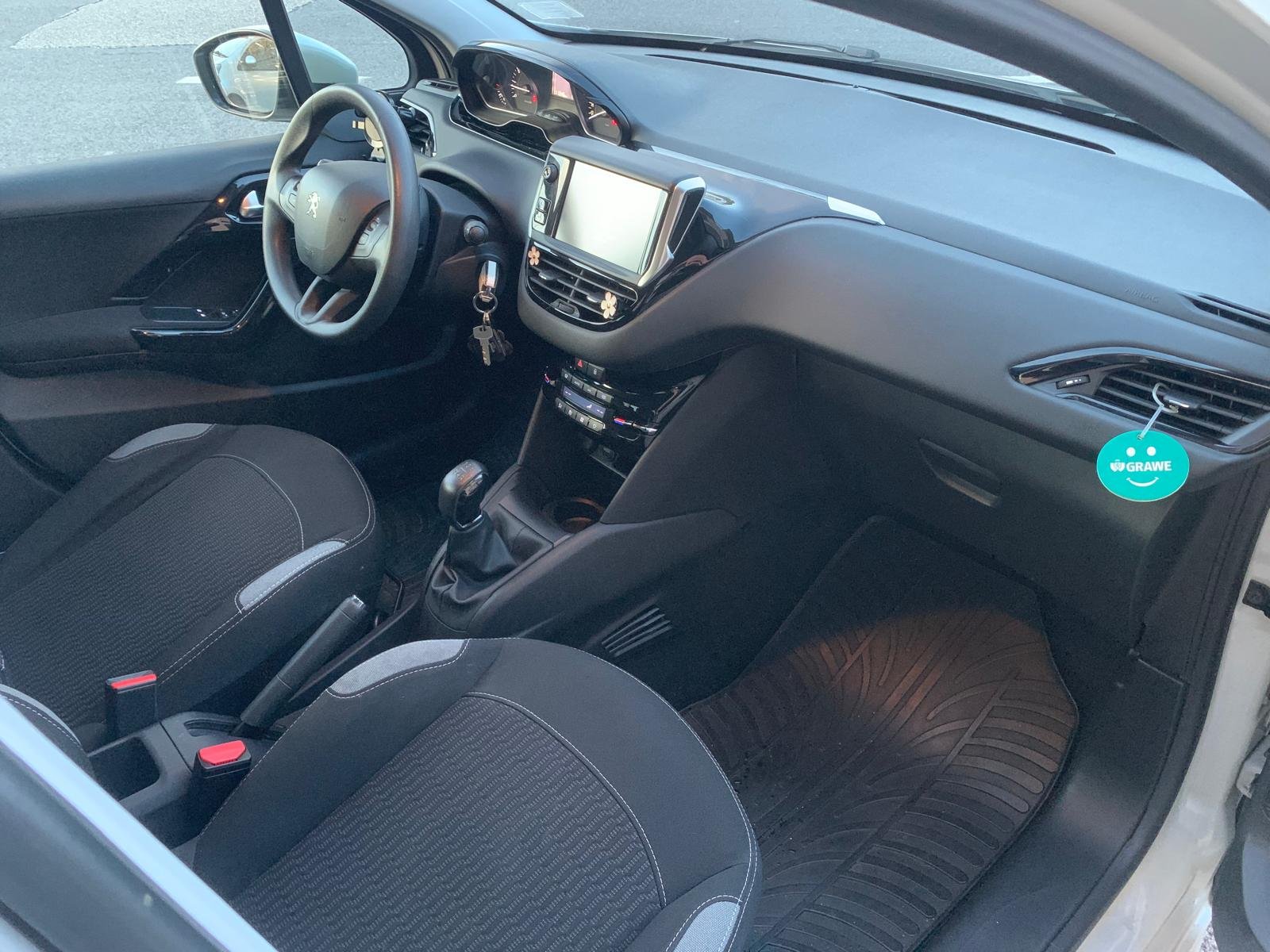 PEUGEOT 208