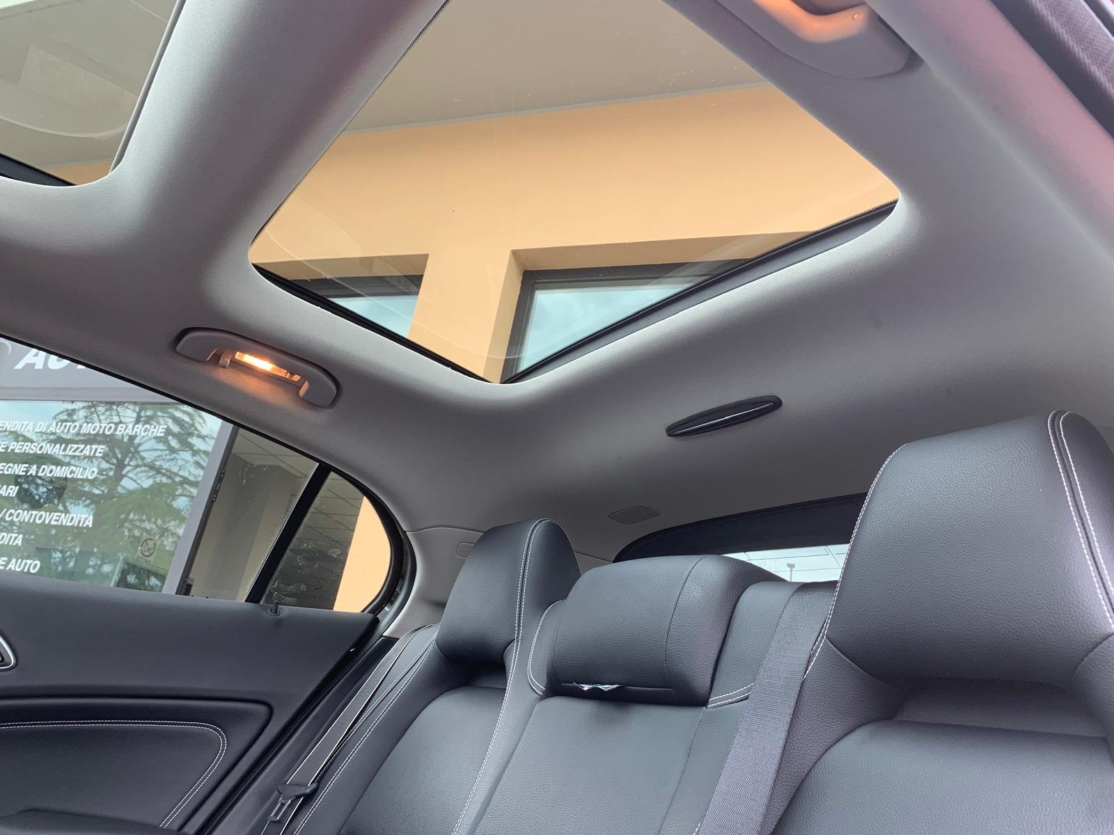 MERCEDES-BENZ GLA 180 EDITION