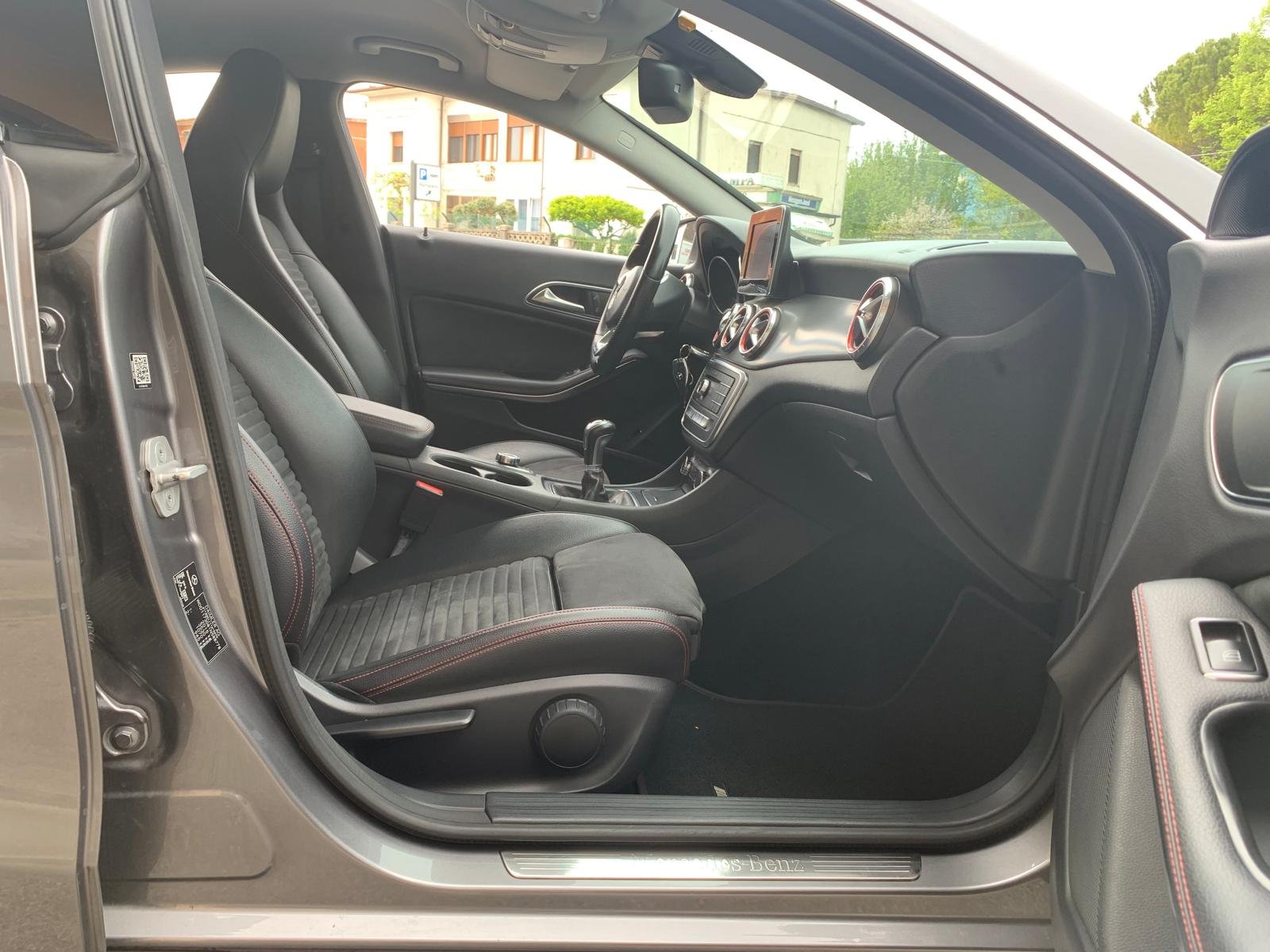 MERCEDES-BENZ CLA 200d PREMIUM AMG PACK