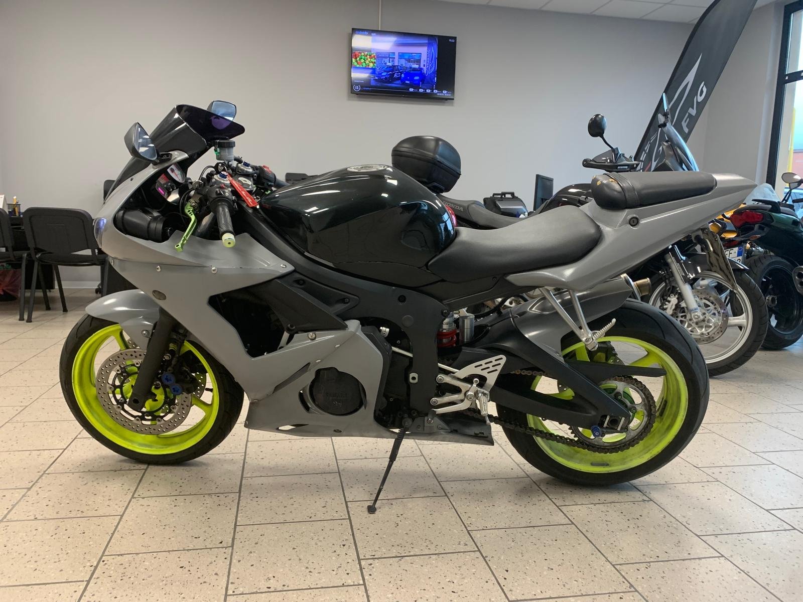 YAMAHA R6