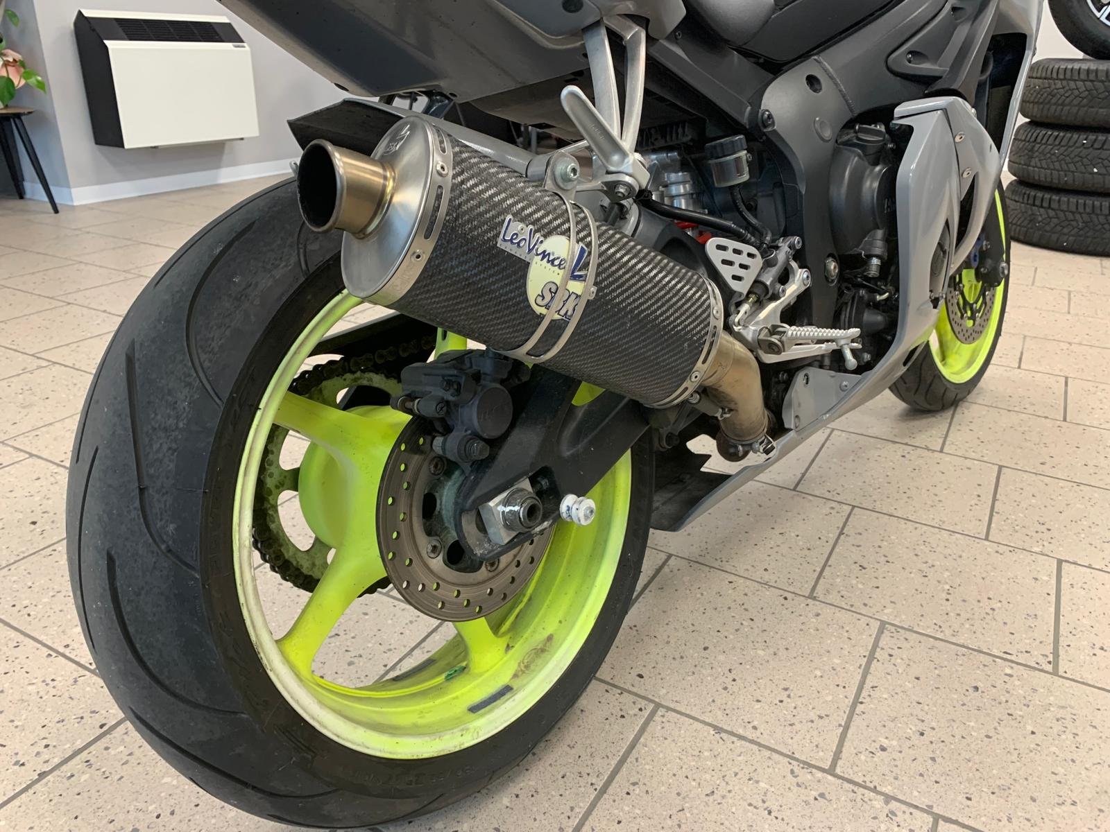 YAMAHA R6