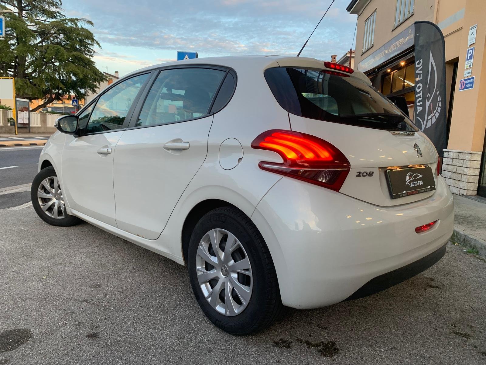 PEUGEOT 208