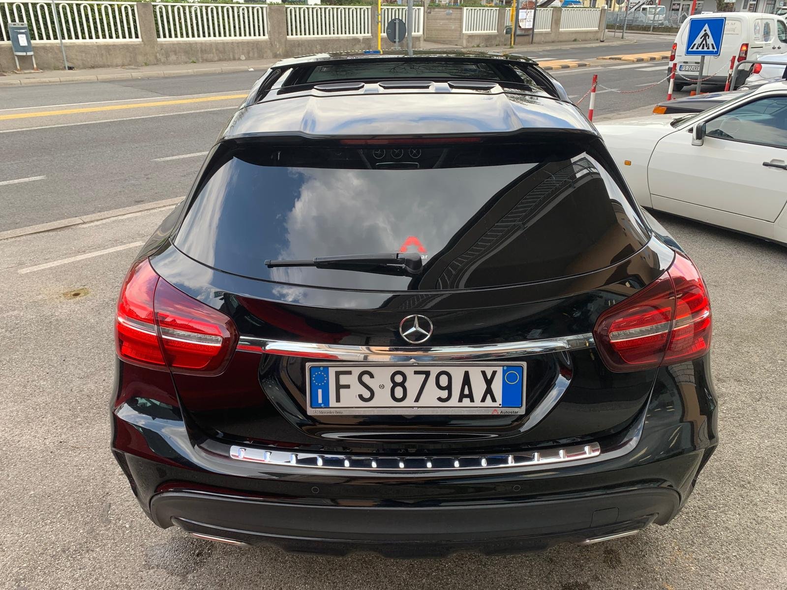 MERCEDES-BENZ GLA 180 EDITION