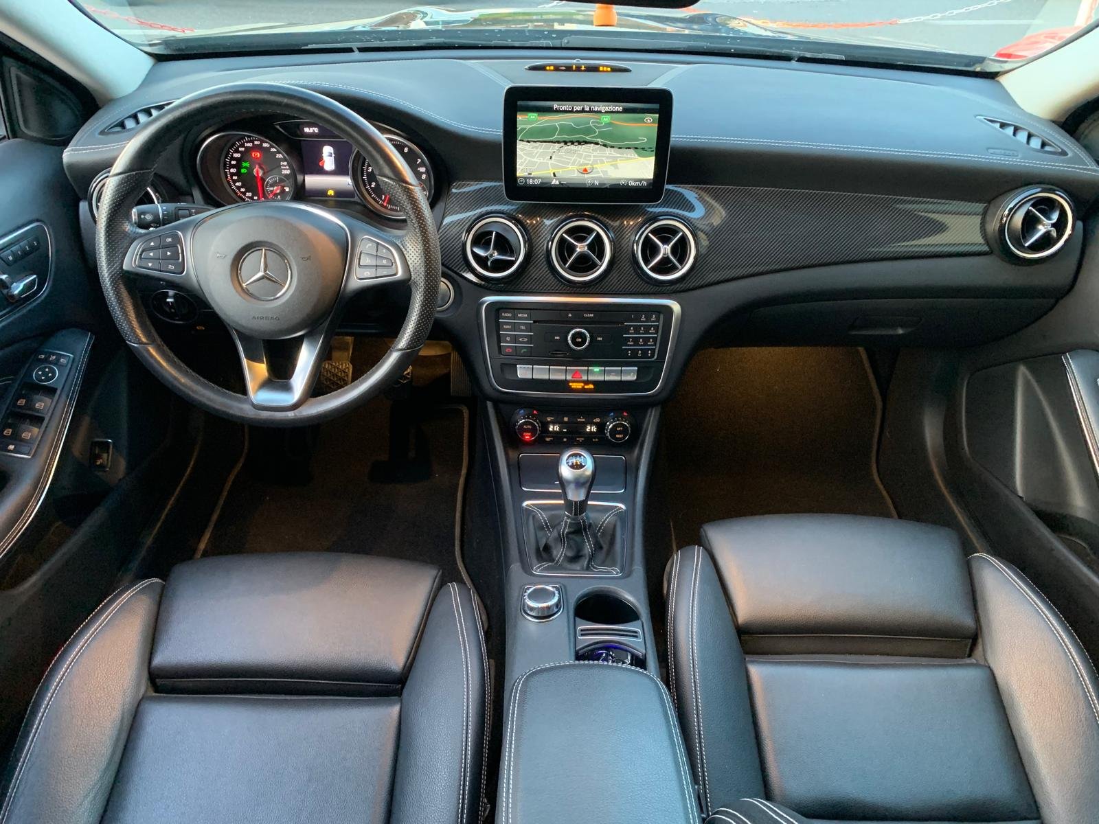 MERCEDES-BENZ GLA 180 EDITION