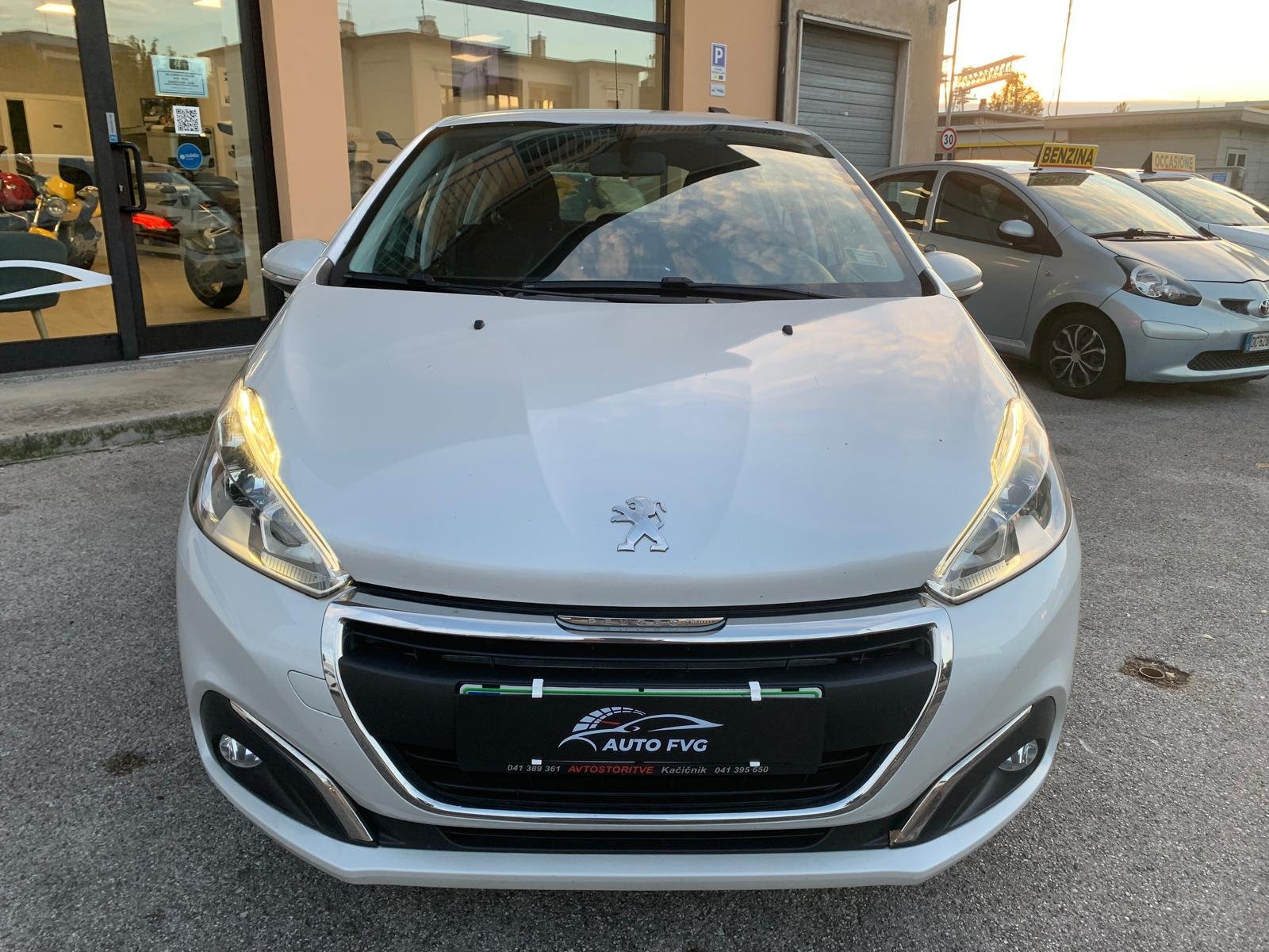 PEUGEOT 208