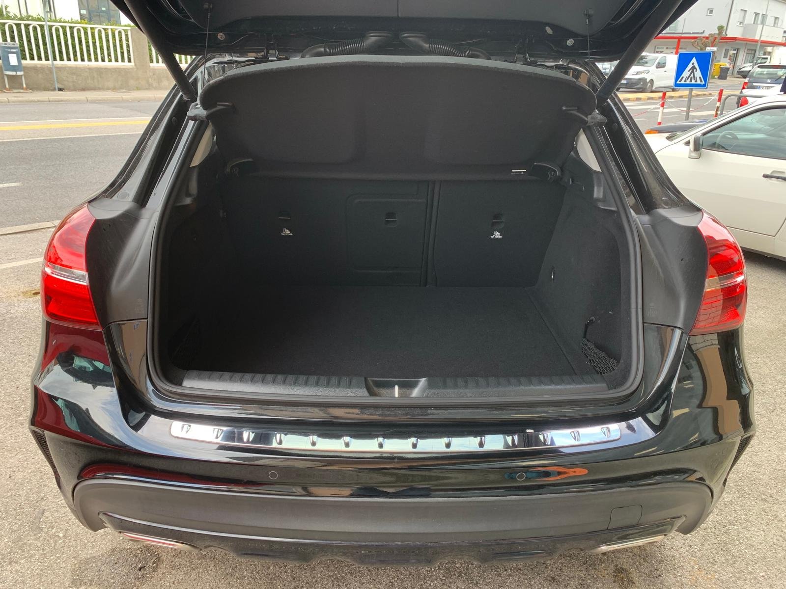 MERCEDES-BENZ GLA 180 EDITION