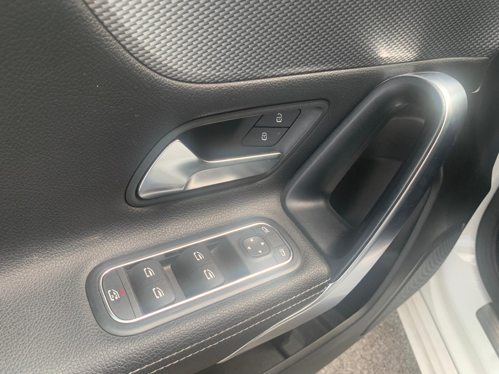 MERCEDES-BENZ A180d
