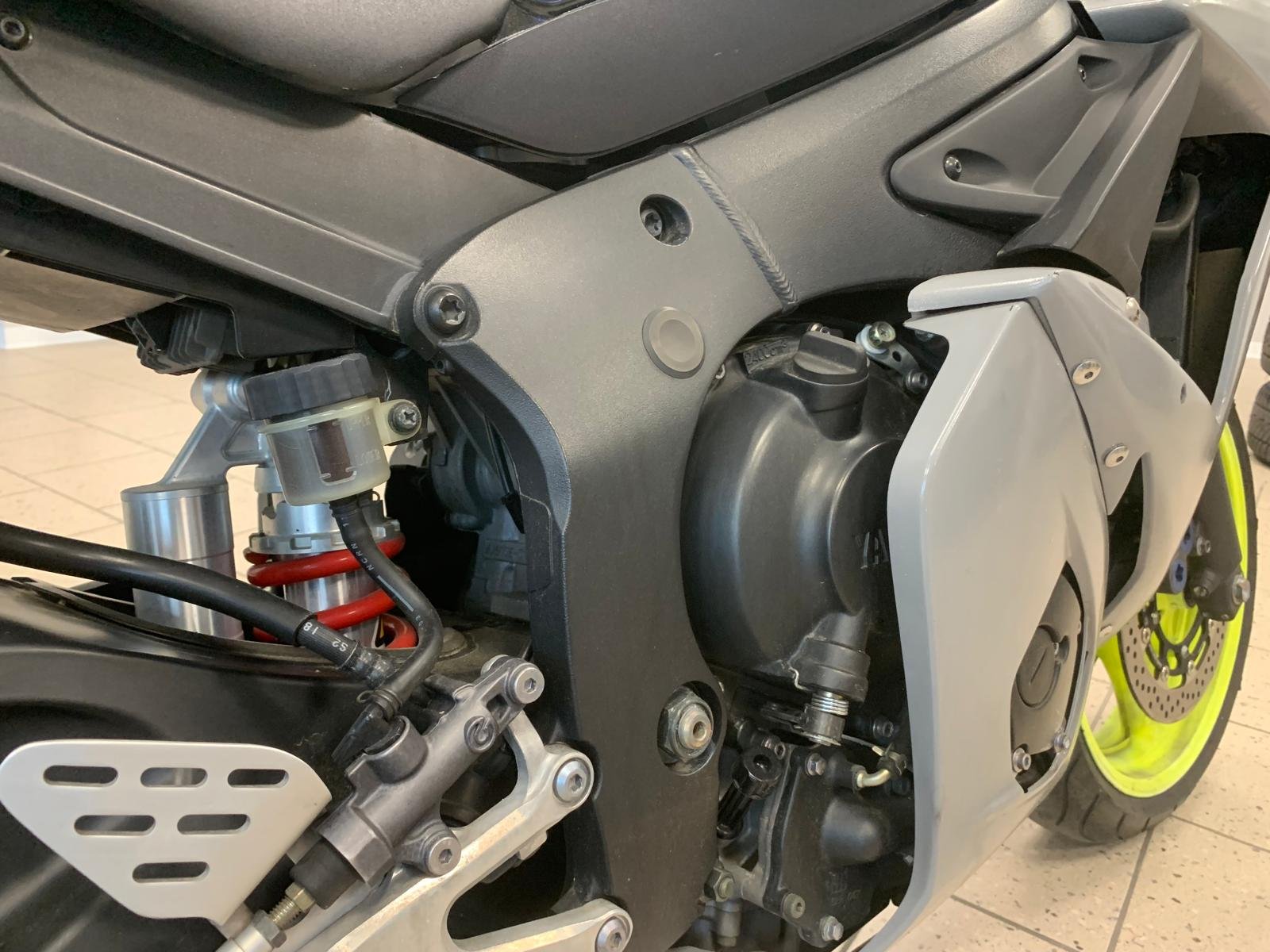 YAMAHA R6