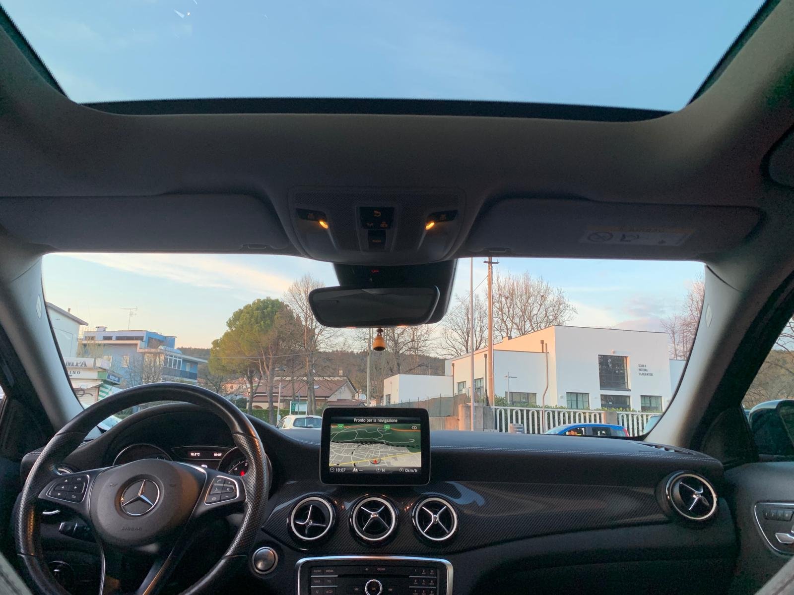 MERCEDES-BENZ GLA 180 EDITION