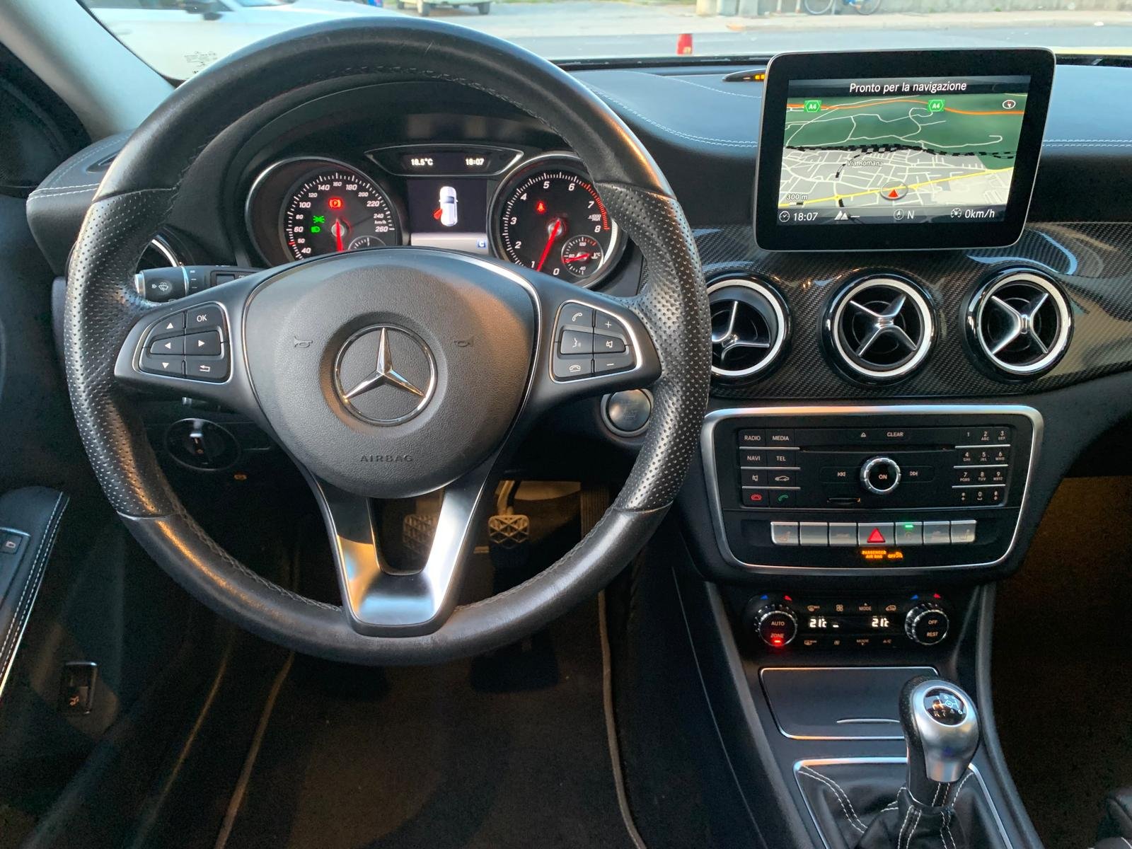 MERCEDES-BENZ GLA 180 EDITION