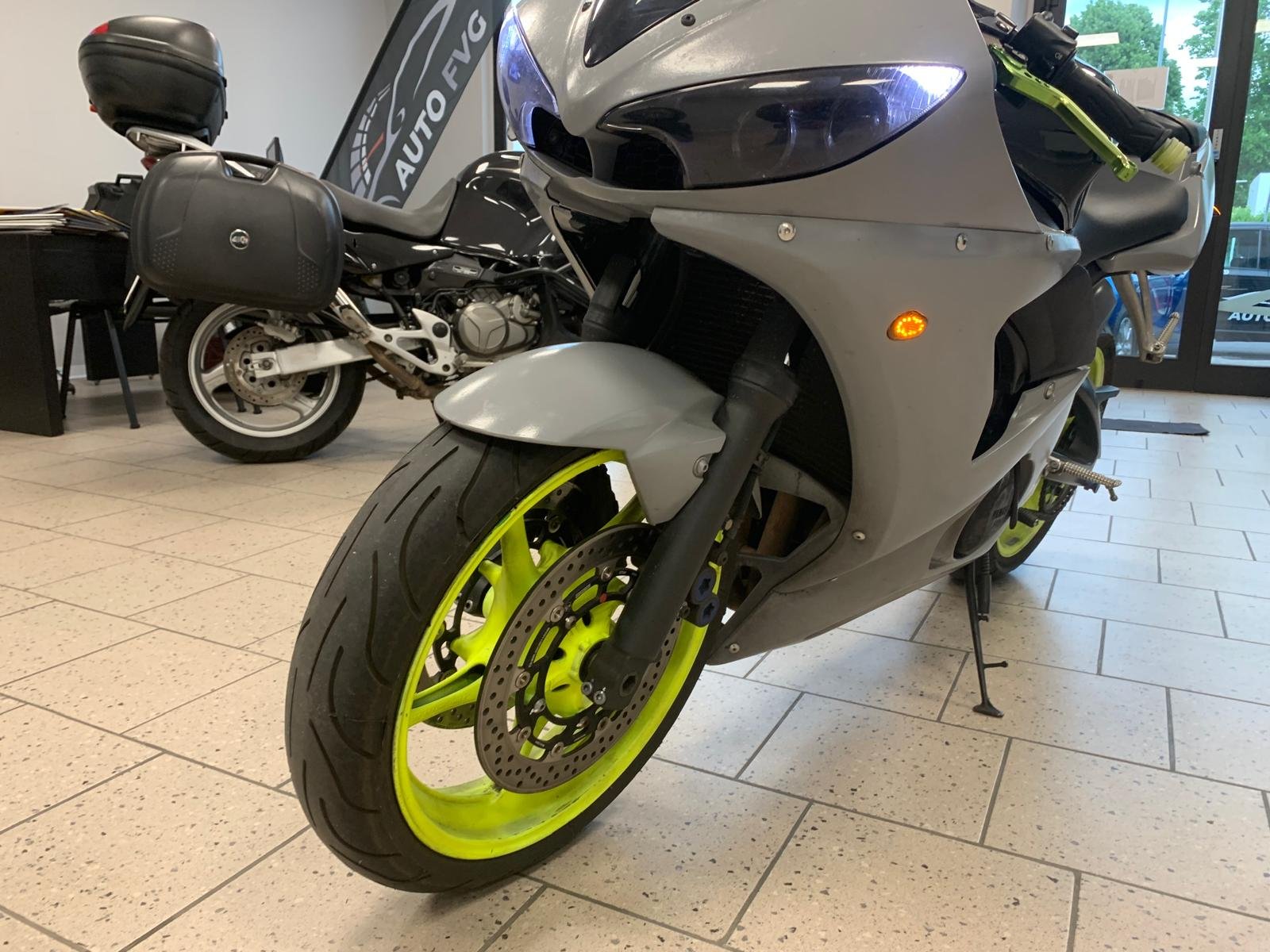 YAMAHA R6