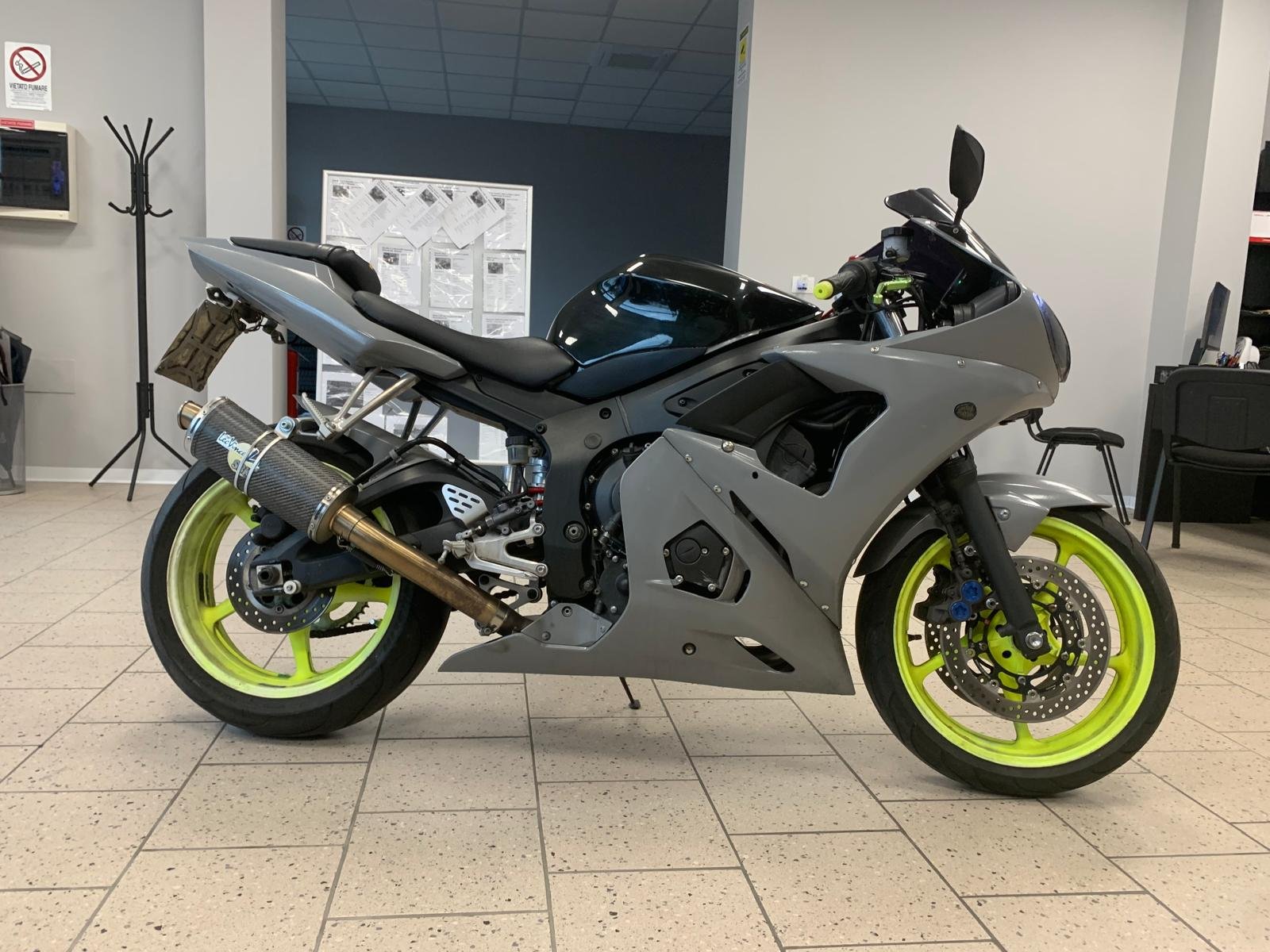 YAMAHA R6