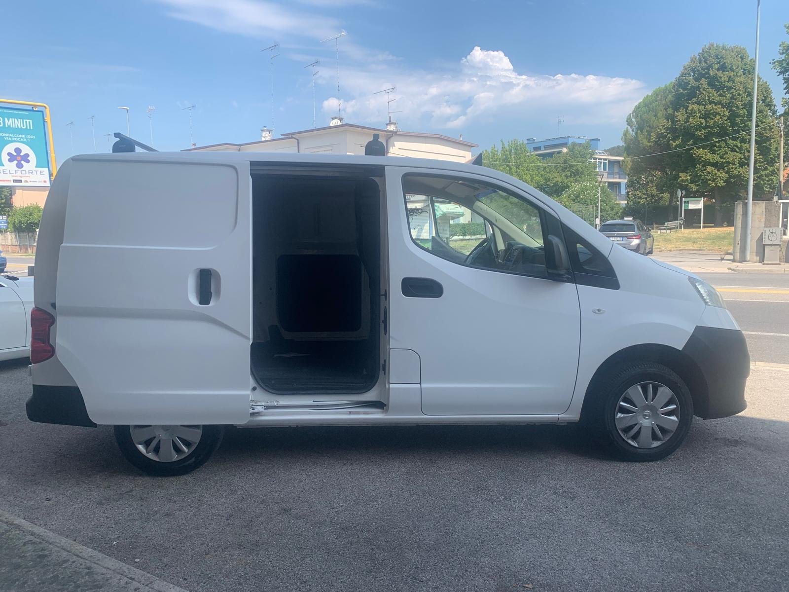 NISSAN NV200