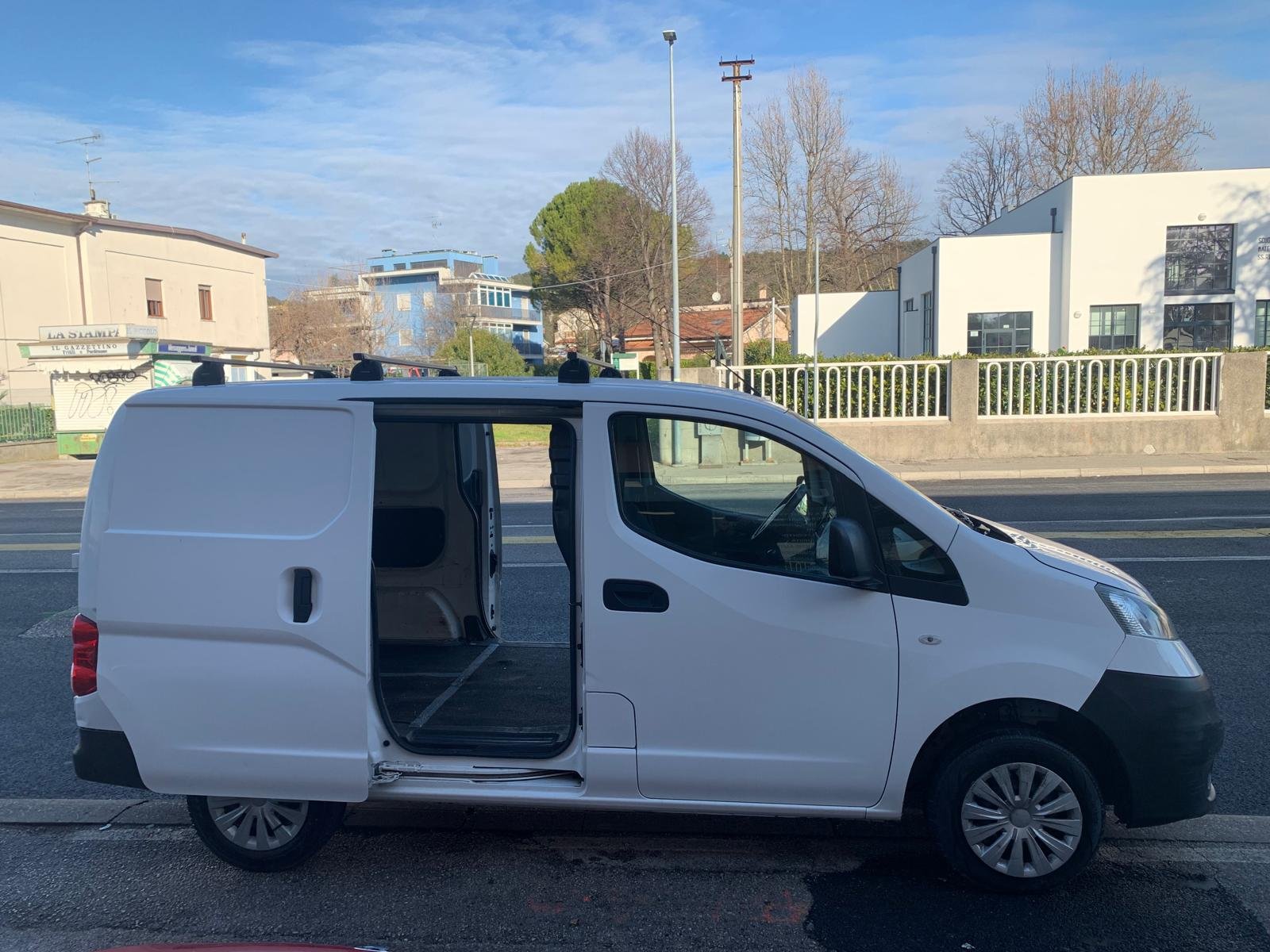 NISSAN NV200