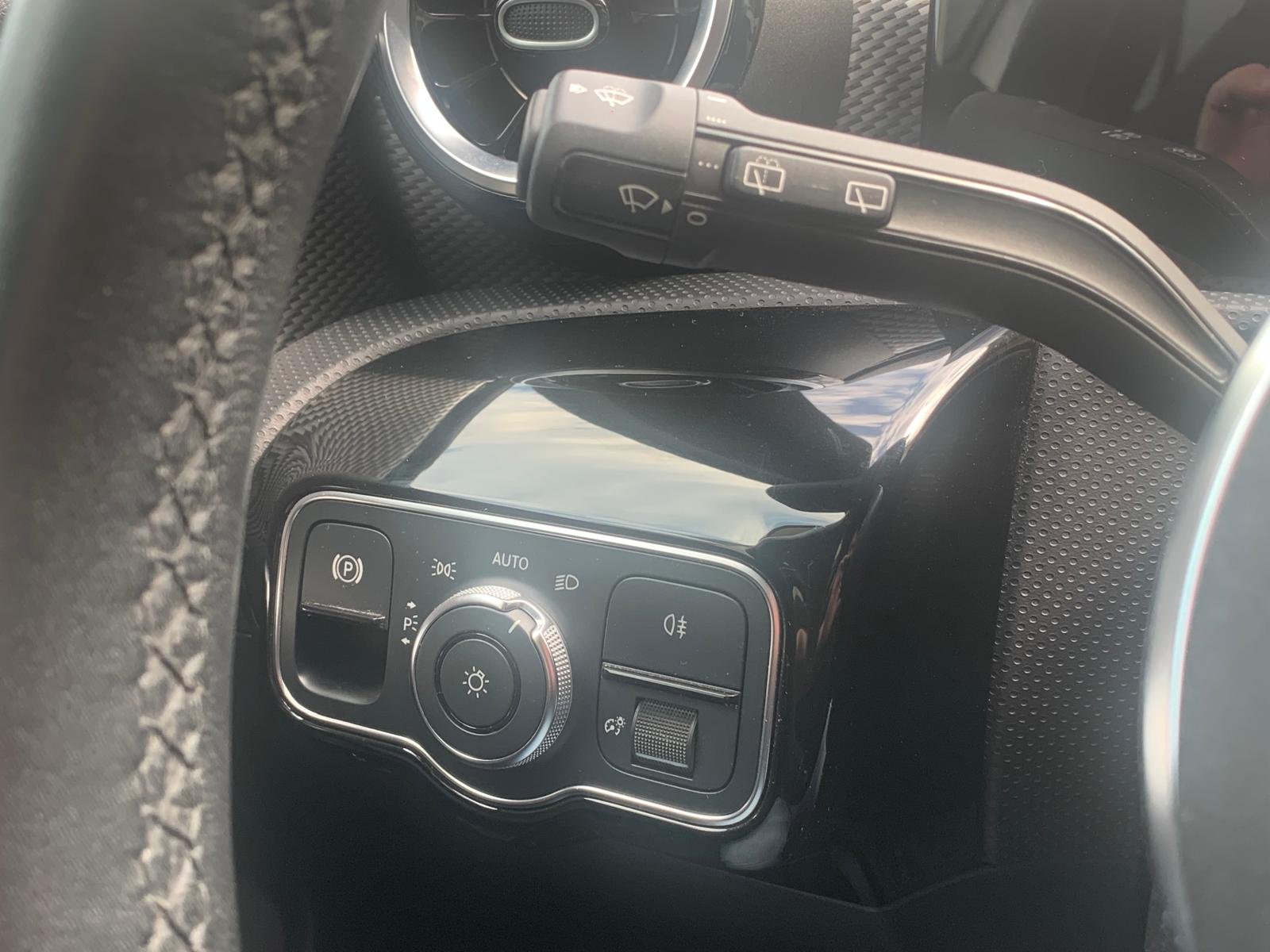 MERCEDES-BENZ A180d