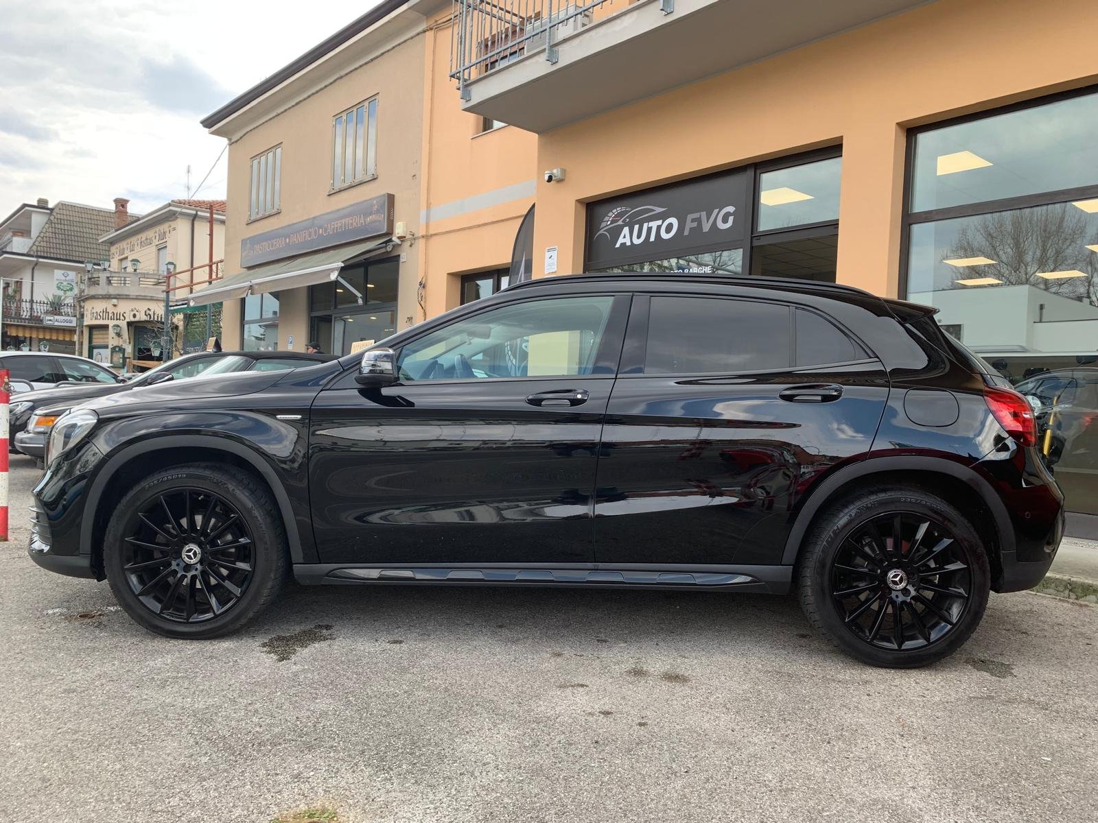 MERCEDES-BENZ GLA 180 EDITION